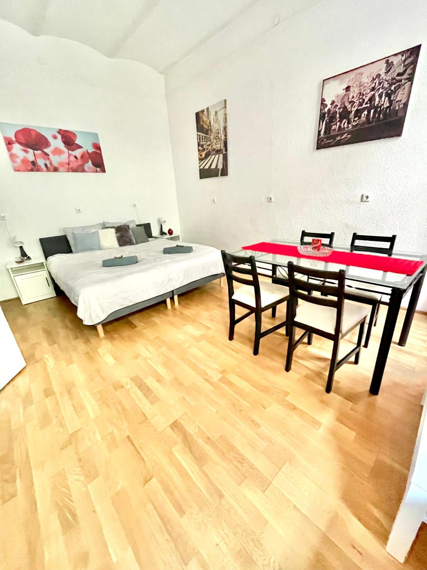 Very Warm Home With Big Bed Near New York Cafe ブダペスト エクステリア 写真