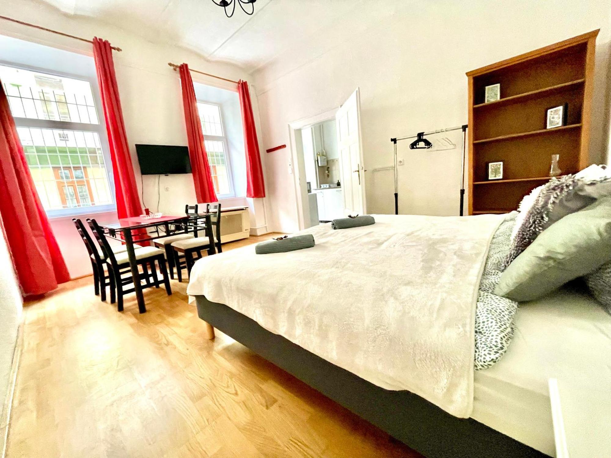 Very Warm Home With Big Bed Near New York Cafe ブダペスト エクステリア 写真